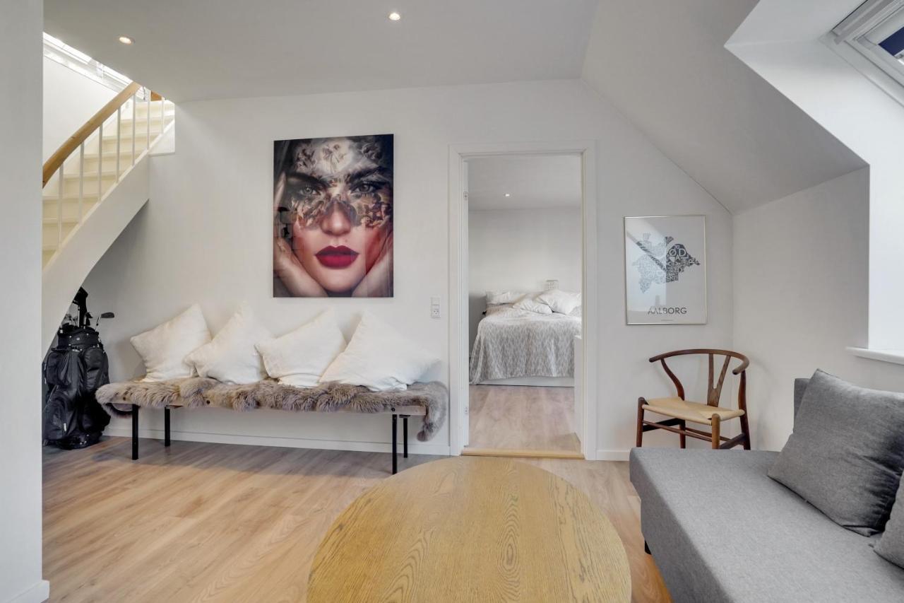 Bath Tub Penthouse In The City Aalborg Exterior photo
